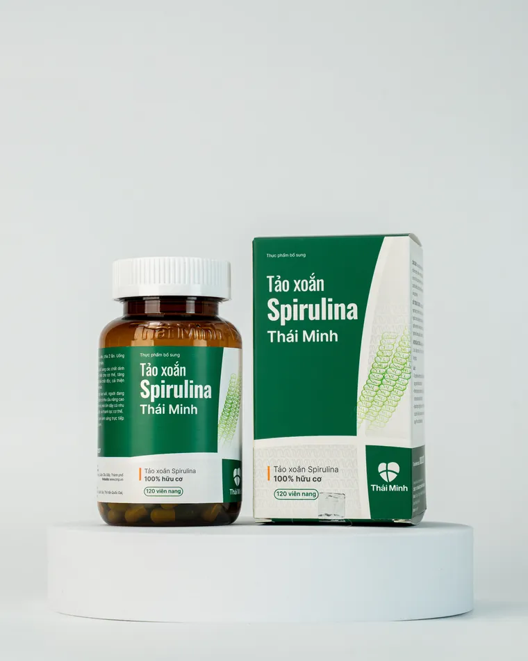 Hộp và lọ Tảo xoắn Spirulina Thái Minh chụp trên nền trắng